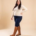 Bottes mollets larges 2XL Guiomar Gabylou camel portées avec un jean brut et un pull écru