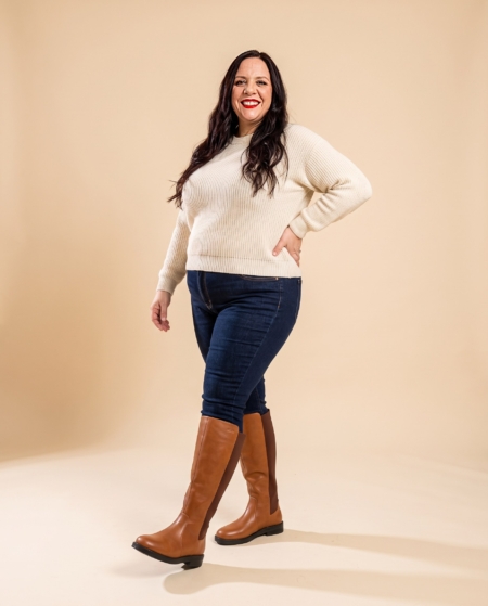 Bottes mollets larges 2XL Guiomar Gabylou camel portées avec un jean brut et un pull écru