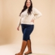 Bottes mollets larges 2XL Guiomar Gabylou camel portées avec un jean brut et un pull écru