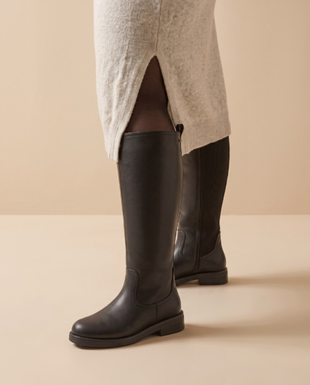 Bottes mollets larges 2XL Mélania 2026 Gabylou noires portées avec une robe pull gris chiné
