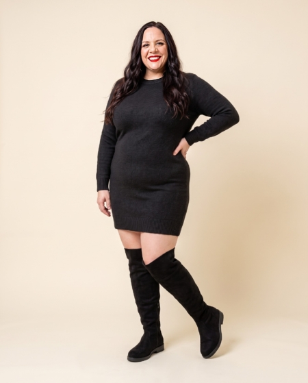 Bottes mollets larges 3XL Sandra Gabylou noires portées avec une robe pull noire