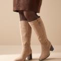 Bottes mollets larges vario 3XL/4XL Aneta Gabylou beiges portées avec une robe pull chocolat