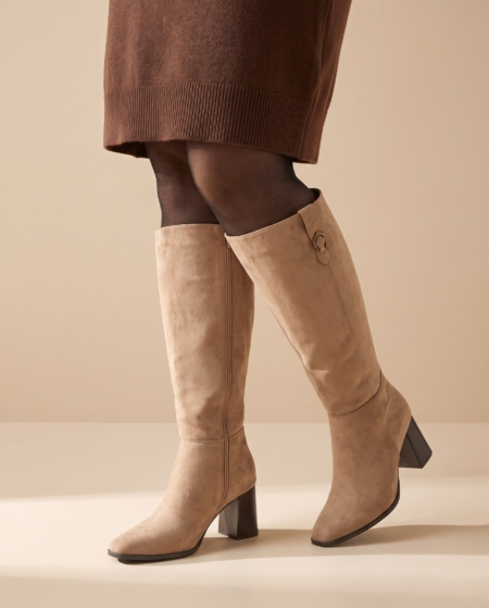 Bottes mollets larges vario 3XL/4XL Aneta Gabylou beiges portées avec une robe pull chocolat