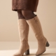 Bottes mollets larges vario 3XL/4XL Aneta Gabylou beiges portées avec une robe pull chocolat
