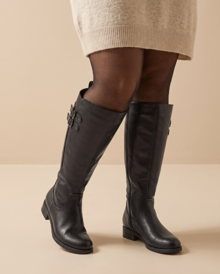 Bottes mollets larges XL Banana OHC noires portées avec une robe pull avoine