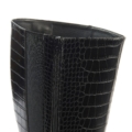Zoom sur la texture croco des bottes Nina Gabylou