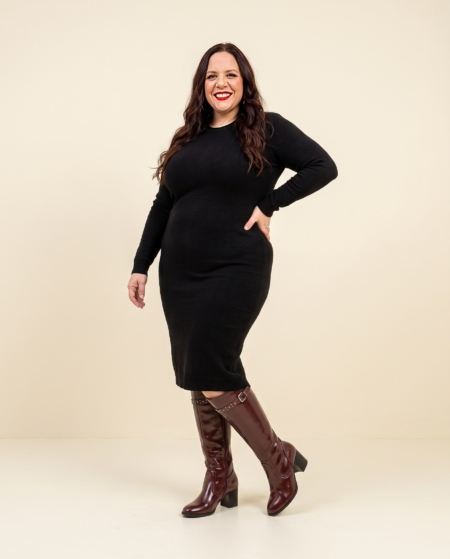 Bottes à talon mollets larges vario XL/2XL Chrystel Gabylou bordeaux portées avec une robe midi noire