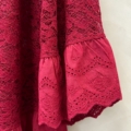Gilet grande taille en dentelle à volants de broderie anglaise, noir et rouge