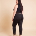 Legging noir avec dentelle grande taille porté par Diane, mannequin taille 54 — Fashion Curvy Shop