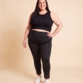 Legging noir avec dentelle grande taille porté par Diane, mannequin taille 54 — Fashion Curvy Shop