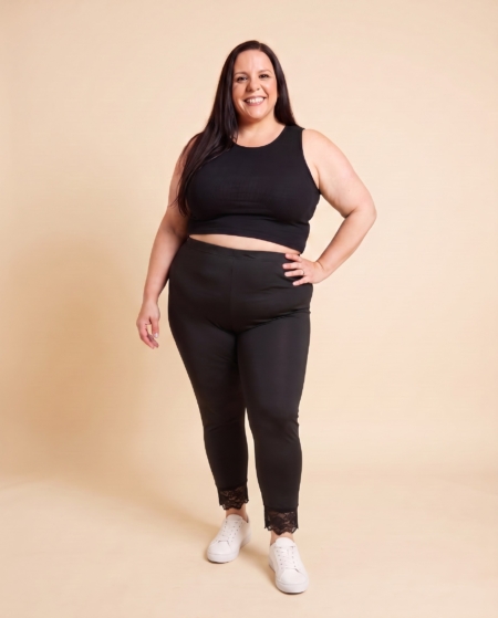 Legging noir avec dentelle grande taille porté par Diane, mannequin taille 54 — Fashion Curvy Shop