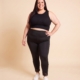 Legging noir avec dentelle grande taille porté par Diane, mannequin taille 54 — Fashion Curvy Shop
