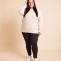 Legging noir avec dentelle grande taille porté par Diane, mannequin taille 54 — Fashion Curvy Shop