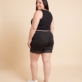 Short noir avec bande de dentelle au bas des jambes, vue de dos, grande taille