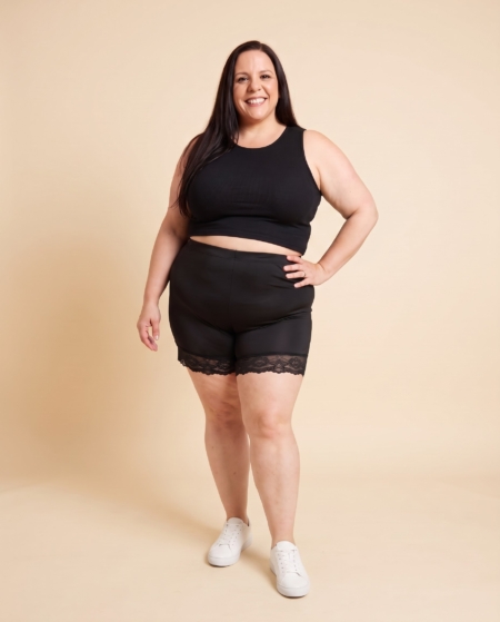 Short noir avec dentelle grande taille porté par Diane, mannequin taille 54 — Fashion Curvy Shop
