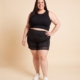 Short noir avec dentelle grande taille porté par Diane, mannequin taille 54 — Fashion Curvy Shop