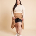 Short anti-frottements noir avec dentelle porté sous une jupe fluide, grande taille
