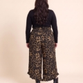 Pantalon léopard grande taille, taille smockée et bas de jambe à volants