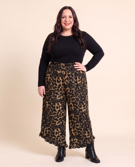 Pantalon léopard grande taille, taille smockée et bas de jambe à volants