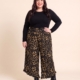 Pantalon léopard grande taille, taille smockée et bas de jambe à volants