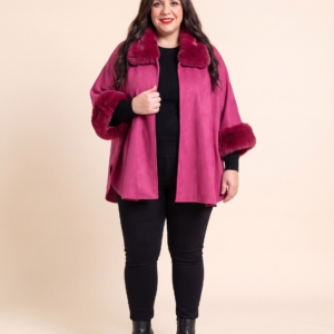 Poncho grande taille en suédine à col et poignets en fausse fourrure, fuchsia et noir