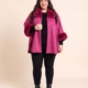 Poncho grande taille en suédine à col et poignets en fausse fourrure, fuchsia et noir