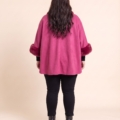 Poncho grande taille en suédine à col et poignets en fausse fourrure, fuchsia et noir