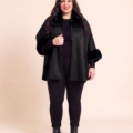 Poncho grande taille en suédine à col et poignets en fausse fourrure, fuchsia et noir