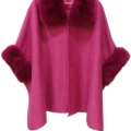 Poncho grande taille en suédine à col et poignets en fausse fourrure, fuchsia et noir
